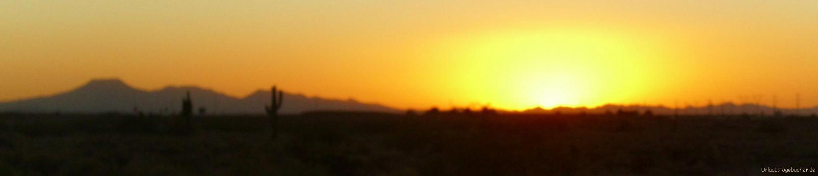 Sonnenuntergang: wir fahren gerade auf der Interstate 8 durch das Sonoran Desert National Monument Richtung Yuma (Arizona) an der Grenze zu Kalifornien und Mexiko als die Sonne über der Wüste untergeht