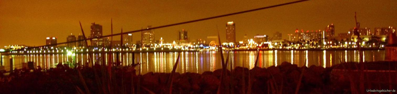 Long Beach: der Hafen und die Skyline von Long Beach, Kalifornien bei Nacht vom Pier der Queen Mary aus gesehen