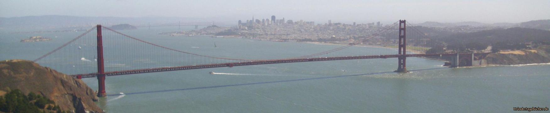 Golden Gate Bridge: die Golden Gate Bridge, von den Marin Headlands aus gesehen, mit der Skyline von San Francisco im Hintergrund,
war bei ihrer Eröffnung 1937, mit einer Hauptstützweite von 1280m die längste Hängebrücke der Welt