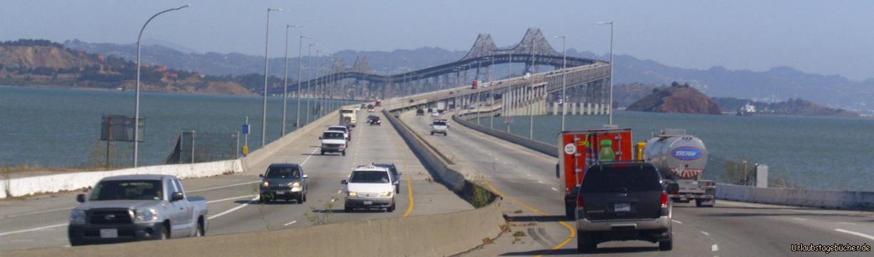 Richmond–San Rafael Bridge: die Richmond–San Rafael Bridge führt uns ein letztes Mal über die Bucht von San Francisco
und war mit ihren 8851 m Länge, als sie 1956 fertig gestellt wurde, eine der längsten Brücken der Welt
