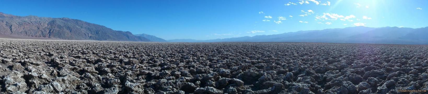 Devils Golf Course: im Death Valley National Park liegt Devil’s Golf Course mit seinen zerklüfteten und spitzen Salzstrukturen so weit das Auge reicht