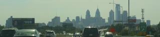 Skyline Philadelphia: wir fahren auf die Skyline Philadelphias zu, eine der geschichtsträchtigsten Städte der Vereinigten Staaten von Amerika