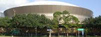 Superdome: der Superdome (offiziell Mercedes-Benz Superdome) von New Orleans bietet auf einer Fläche von über 200.000 m² Platz für über 70.000 Zuschauer
und die Kuppel war zur Fertigstellung 1975 (bis 2001) die größte der Welt