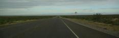 US Route 285: durch menschenleeres Land führt uns die U.S. Route 285 schnurgerade 225 km von Fort Stockton (Texas) nach Carlsbad (New Mexico) 