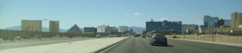 Las Vegas Skyline: auf dem Weg zurück in die Stadt fahren wir auf die Skyline von Las Vegas zu
v.l.n.r.: Mandalay Bay, Delano, Luxor, Tropicana, MGM Grand, CityCenter