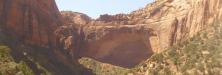 The Great Arch: bei unserer Fahrt durch den Pine Creek Canyon im Zion National Park
haben wir einen tollen Blick auf The Great Arch, einen gigantischen Steinbogen am Ende der Schlucht
(der auf diesem Foto etwas unscharf und seitenverkehrt ist, weil Mama ihn im Autospiegel fotografiert hat)