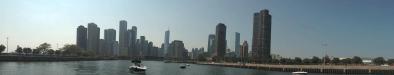 Schleuse: ein Blick auf die Skyline Chicagos von der Schleuse des Chicago River zum Lake Michigan aus