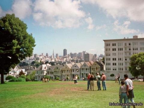 San Francisco: die Painted Ladies und dahinter die Dächer von San Francisco