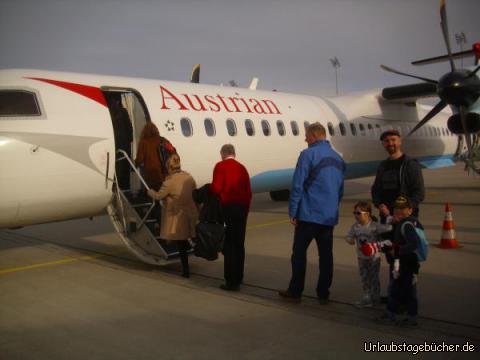 Boarding Time: Vivian, Viktor und ich stehen brav Schlange, um das Flugzeug zu besteigen,
das uns von Leipzig zu unserm Zwischenstopp in Wien bringen soll