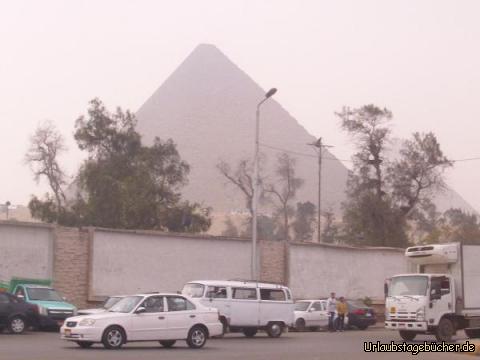 Morgennebel: wir passieren die majestätischen Pyramiden von Gizeh,
auf die uns aber leider noch der morgendlichen Nebel die Sicht nimmt