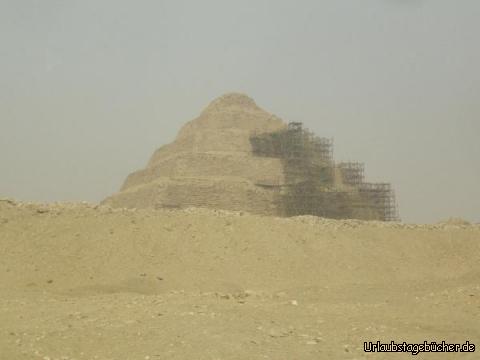 Anfahrt auf Sakkara: schon von Weitem sehen wir die Stufenpyramide des Djoser aus der Wüste aufragen,
die mit einer Höhe von 62,5 Metern die neunthöchste der ägyptischen Pyramiden ist