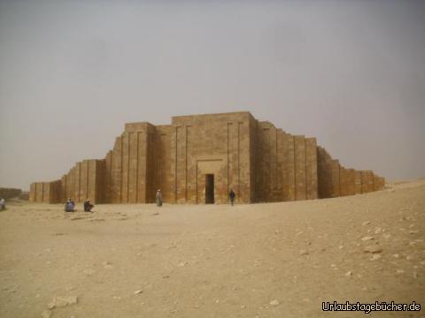 Eingangstor: um zur Stufenpyramide des Djoser zu gelangen,
muss man dieses (rekonstruierte) Eingangstor passieren,
welches über Kolonnade und Portikus zum Südhof der Pyramide führt