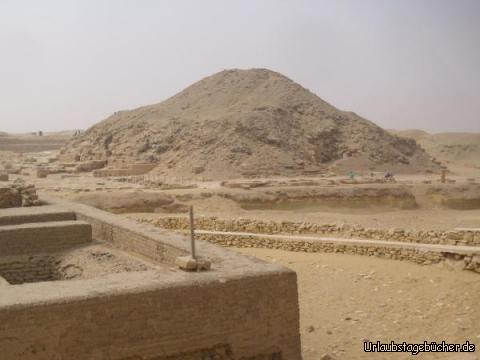Unas-Pyramide: dieser riesige Steinhaufen in Sakkara ist die stark erodierte Unas-Pyramide,
die mit ehemals 43 m Höhe kleinste Königspyramide des Alten Reichs