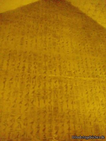 Pyramidentexte: die Hieroglyphen an den Wänden der Grabkammer unter der Unas-Pyramide
sind die ältesten, niedergeschriebenen Totenliturgien der Menschheitsgeschichte