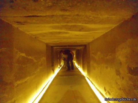Gang zur Grabkammer: fast 30 Meter lang, aber dafür deutlich zu flach für einen Erwachsenen
ist der Gang zur Grabkammer unter der Unas-Pyramide in Sakkara