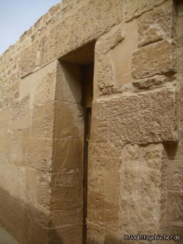 Sakkaras Hieroglyphen: der Eingang in einen Mastaba (eine Grabbaute) von Sakkara,
reich verziert mit Jahrtausende alten Hieroglyphen