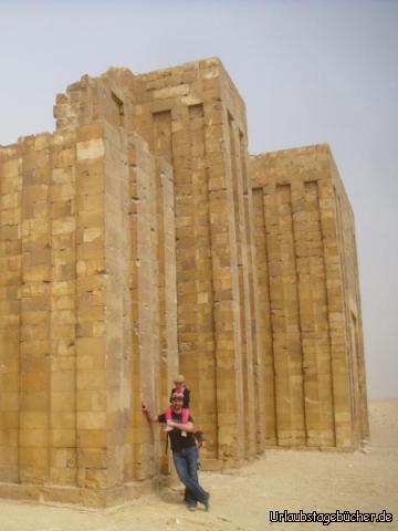 Umfassungsmauer: mit Vivian auf der Schulter und Viktor hinter mir
lehne ich an der Umfassungsmauer der Djoser-Pyramide
die im Stil der Palastfassadenarchitektur erbaut wurde