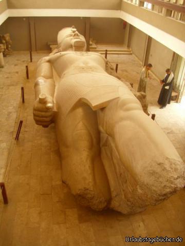 Koloss von Ramses II: in einem Freilichtmuseum im heutigen Mit Rahina
ist der liegender Koloss von Ramses II.
(12,88 Meter vom Kopf bis zu den Knien)
in der eigens dafür erbauten Museumshalle
die Hauptattraktion von Memphis