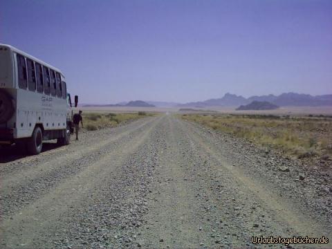 ich hinterm Truck: unser Weg Richtung Namib und ich hinterm Truck