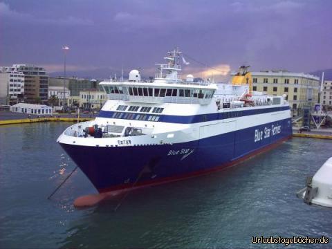Fähre im Hafen: Blue Star Fähre im Hafen von Piräus