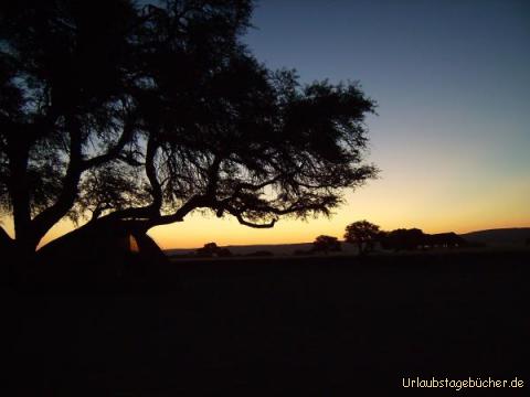 Sonnenuntergang: die Sonne versinkt hinter unserem Zelt und den Dünen der Namib