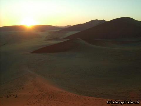 Sonnenaufgang: Sonnenaufgang über der Namib