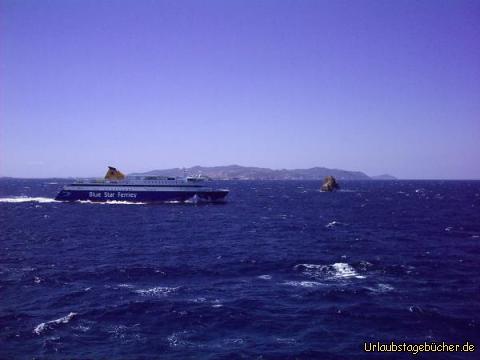 Fähre auf See: wir begegnen einer weiteren Blue Star Fähre auf hoher See