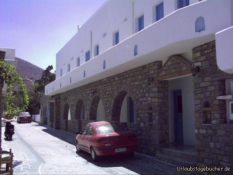Hotel auf Paros: unser Hotel auf Paros
(auf dem Balkon die hinterste Tür ist die zu meinem Zimmer)