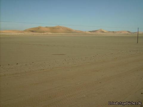 Dünen der Namib: die trockene und pflanzenlose Namib
(übrigens: direkt hinter den Dünen liegt der Atlantische Ozean)