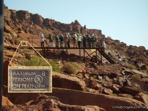 Touristengerüst: Gerüst für Touristen im Twyfelfontein, um die Felsmalerein besser zu sehen