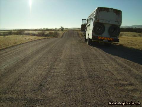 unser Truck: unser Truck und die Straße in Richtung Etosha Nationalpark