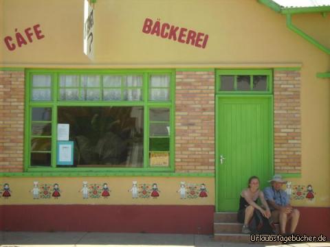 Deutsche Bäckerei: Katy und Trevor vor der Deutschen Bäckerei in Outjo