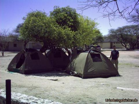 Zelte im Schatten: im Etosha Nationalpark fällt es schwer, Schatten für das Zelt zu finden