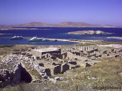 Delos und Hafen: Blick vom Theater über Delos und seinen Hafen