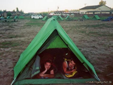 Zeltplatz: Guten Morgen!
Höf und ich in unserem Zelt auf dem Zeltplatz am Grand Canyon