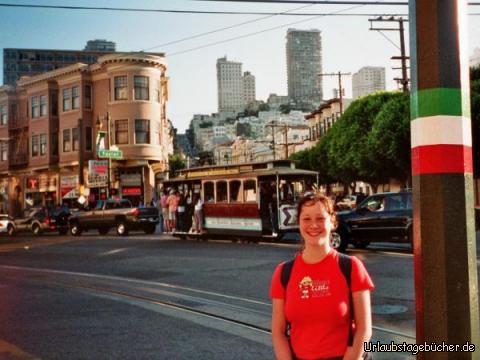 Cabel Car: Anja steht vor einem Cabel Car mitten in San Francisco