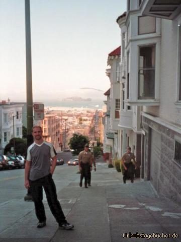 ich in San Francisco: ich steh an einer Straßenecke mitten in San Francisco
(ganz hinten im Nebel liegt Alcatraz)