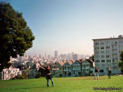 Anja vor den Painted Ladies: und hier steht Anja vor den "Painted Ladies"
und dahinter sieht man wieder die Skyline von San Francisco