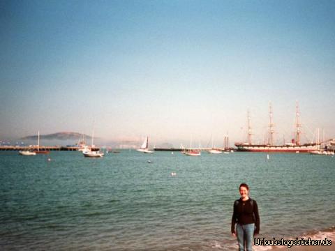 Anja vor Alcatraz: Anja vor der San Francisco Bay
und der im Nebel verschwundenen Insel Alcatraz