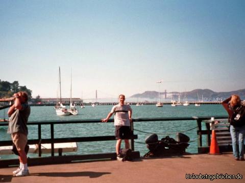 ich vor der Golden Gate Bridge: ich stehe wieder am Aquatic Park
und hinter mir ist die Golden Gate Bridge etwas aus dem Nebel aufgetaucht
(und über mir donnert ein Jet von der Flugshow vorbei)
