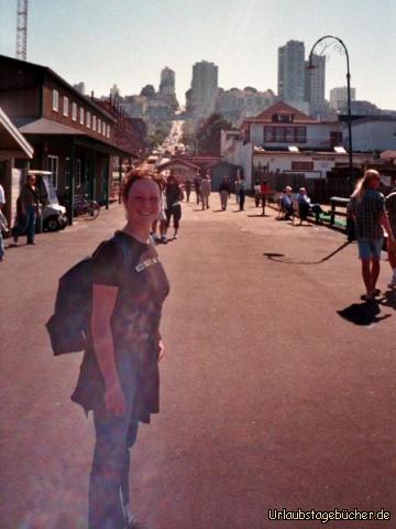 Anja am Aquatic Park: Anja steht am Aquatic Park
und hinter ihr sieht man die steilen Straßen von San Francisco