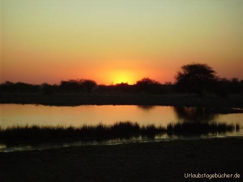 Sonnenuntergang: Sonnenuntergang über dem Wasserloch von Namutoni