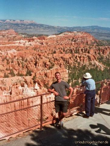 ich vor dem Bryce Canyon: hier stehe ich vor dem wunderschönen Bryce Canyon