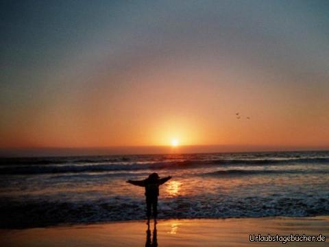Sonnenuntergang mit Anja: ein traumhafter Sonnenuntergang hinter Anja am Morro Beach
