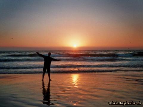 Sonnenuntergang mit mir: ein traumhafter Sonnenuntergang hinter mir am Morro Beach
