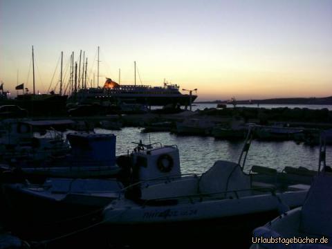 Sonnenuntergang im Hafen: der Sonnenuntergang über dem Hafen von Parikia