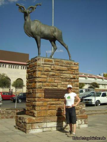 Kudu-Statue: Katy vor der Kudu-Statue von Windhoek
