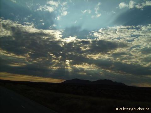 Sonnenaufgang: wir fahren zur Grenze von Namibia nach Botswana
=> der Sonne entgegen