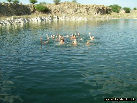 baden im Wasserloch: wir baden in einem künstlichen Wasserloch in Ghanzi/Botswana