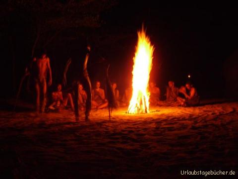 Lagerfeuer: die Buschmänner von Ghanzi singen und tanzen für uns um ein riesiges Lagerfeuer